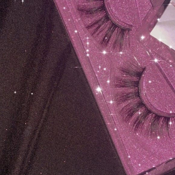 Lashes - Picture 6 of 7